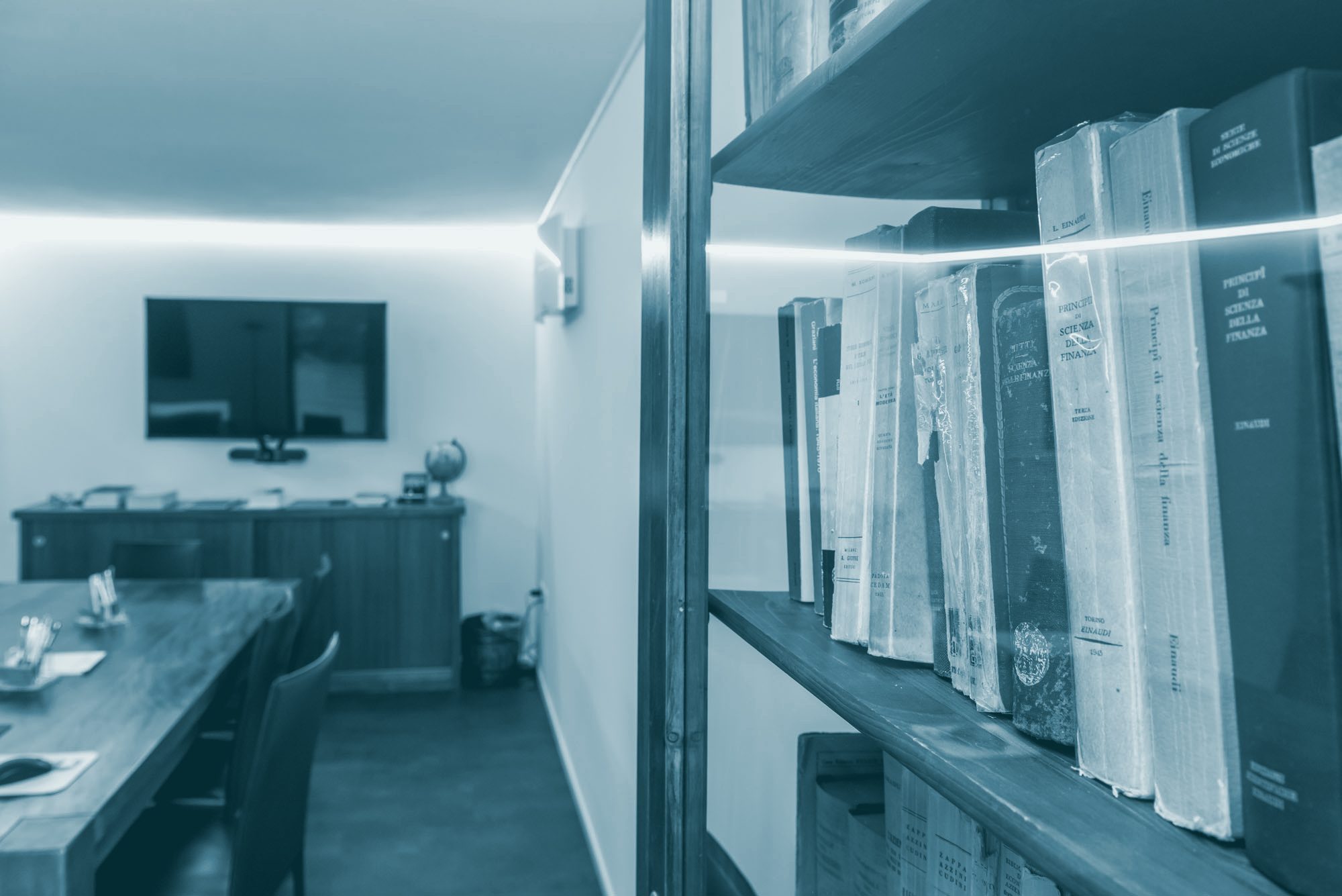 Sala riunioni dello Studio Galletto con la biblioteca di scienza delle finanze